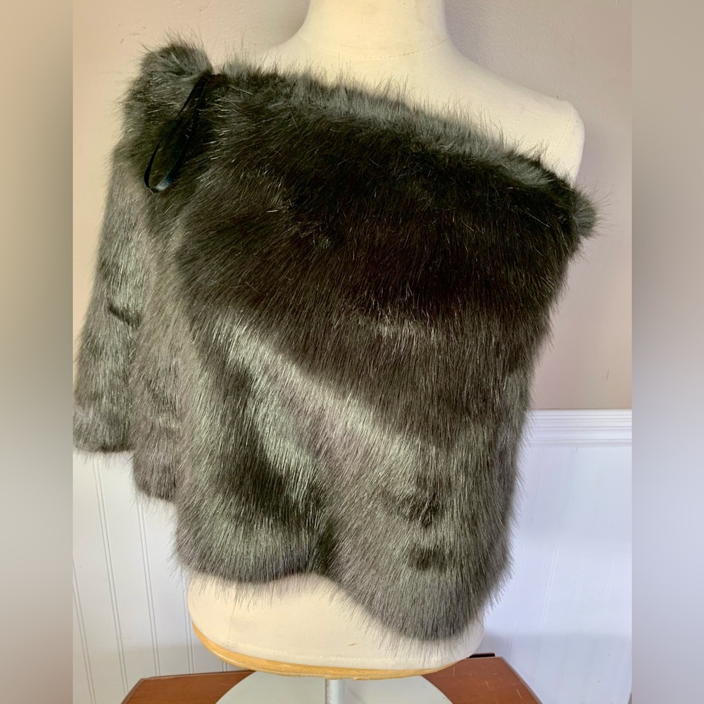 Canadian Faux Fur Pull Thru Wrap Shrug Shawl - NWT